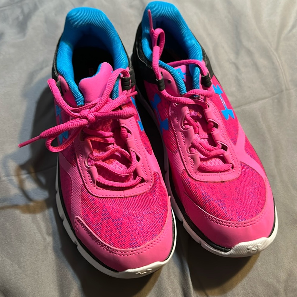 Gently Used under Armour, tennis shoes, size 9